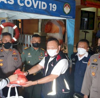 Ducati Owners Club Indonesia dan Polsek Tanjung Duren Bagikan 1000 Paket Sembako