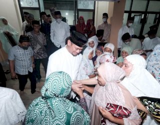 Shalat Tarawih di Bontonompo, Bupati Adnan di Serbu Emak-emak dan Anak Kecil