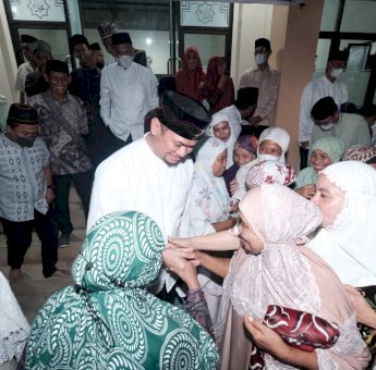 Shalat Tarawih di Bontonompo, Bupati Adnan di Serbu Emak-emak dan Anak Kecil