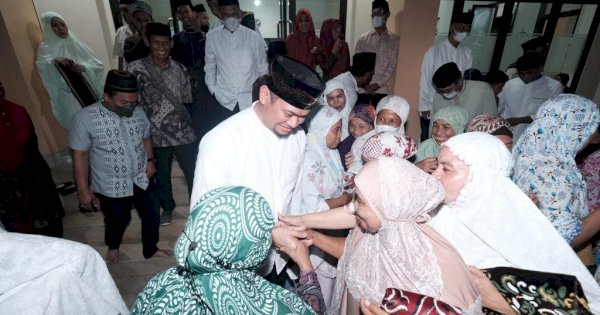 Shalat Tarawih di Bontonompo, Bupati Adnan di Serbu Emak-emak dan Anak Kecil