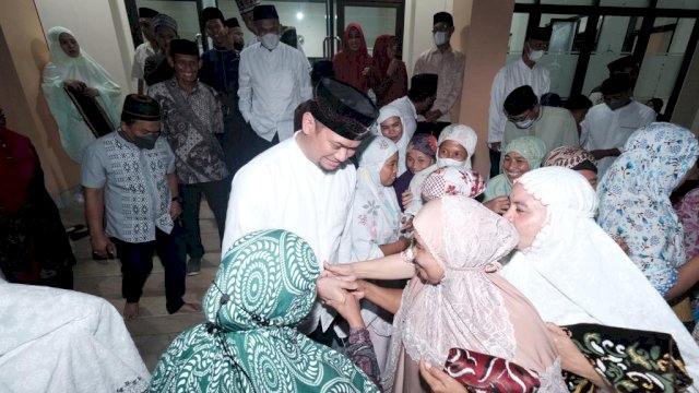 Bupati Gowa Adnan Purichta Ichsan saat diserbu masyarakat usai melaksanakan shalat tarawih berjamaah di Masjid Nurul Jihad Anasappu, Kecamatan Bontonompo. (Istimewa)