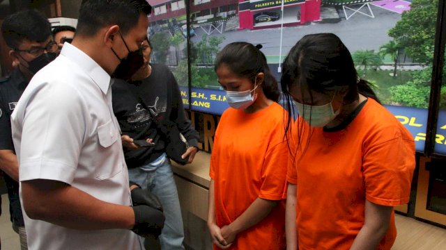 Dua orang wanita berinisial AYM (21) dan M (22) yang berprofesi sebagai mucikari ditangkap Polresta Barelang di salah satu hotel di kawasan Nagoya, Kota Batam, Kepulauan Riau (Kepri). (Istimewa)