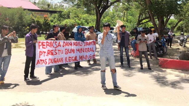 Ketua GAM Sultra Syahri Ramadhan saat berorasi dalam aksi unjuk rasa 