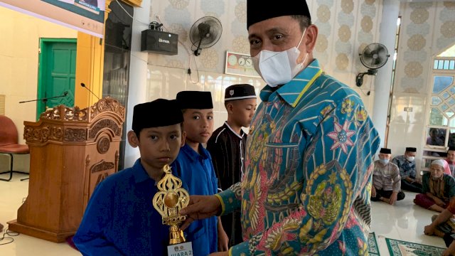  Bupati Wajo Amran Mahmud dan Ketua TP PKK Kabupaten Wajo, Hj Sitti Maryam, berbagi peran saat melanjutkan safari Ramadan di Kecamatan Keera,Mingg (24/4/2022). (Istimewa)
