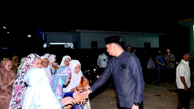 Bupati Gowa Adnan Purichta Ichsan saat melaksanakan tarawih keliling di Desa Sapaya, Kecamatan Bungaya. (Istimewa)