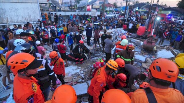 Minimarket di Kota Banjarmasin Kalimantan Selatan ambruk, dilaporkan ada 16 orang yang menjadi korban dalam kekadian tersebut. (Foto: Media Indonesia)