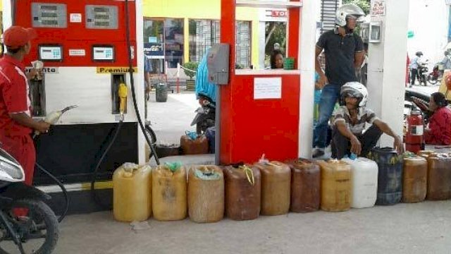 Pengisian BBM untuk jerigen di SPBU. (Foto: Publiksatu)