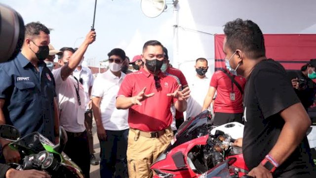 Kapolda Metro Jaya Irjen Pol Fadil Imran, memberikan pengarahan saat meninjau Street Race di (BSD Street Circuit) Jalan BSD Grand Boulevard yang digelar, Sabtu (23/04/2022).