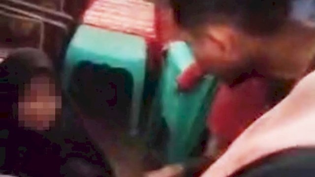 Tangkapan Layar Video Ponakan Almarhum memarahi rentenir yang menagih utang kepada Almarhum Rusli Daeng Sutte (39) yang saat itu jenazahnya akan dimandikan. (Istimewa)