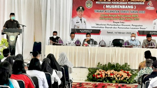 Pemerintah Kecamatan Towuti bersama seluruh jajaran pemerintah desa menggelar rapat dalam Musyawarah Rencana Pembangunan (Musrenbang) RKPD tahun 2023 yang berlangsung di Gedung Serbaguna Towuti.