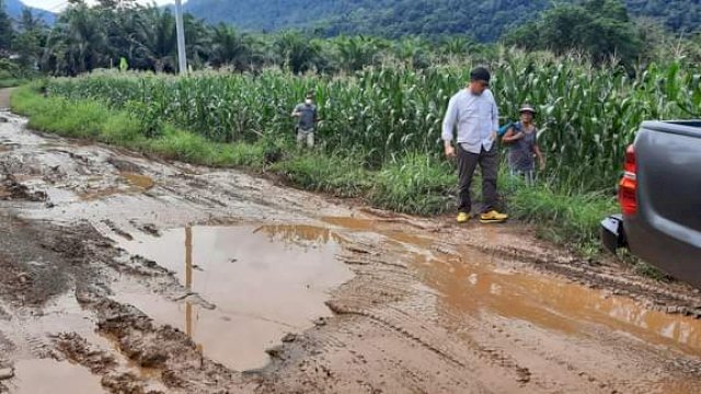 Ketua DPRD Kabupaten Luwu Timur, Aripin meninjau kondisi jalan penghubung di desa Matano, Kawata dan Parumpanai yang berlumpur, Jumat (25/3/2022)