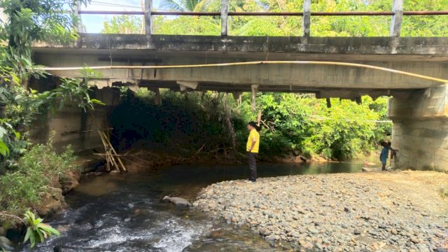 Timur- Ketua DPRD Luwu Timur, Aripin meninjau jembatan di Desa Atue, Kecamatan Malili yang dikhawatirkan warga akan ambruk karena bantaran jembatan selalu terkikis air saat banjir ketika musim hujan tiba, Jumat (6/5/2022).