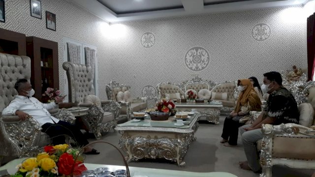 Bupati Luwu Timur, H. Budiman menerima daftar penetapan NIP CASN dan PPPK Kabupaten Luwu Timur yang diserahkan Kepala Bidang Pengadaan dan Pensiun Kantor Regional IV BKN Makassar, Andi Anita Asda.