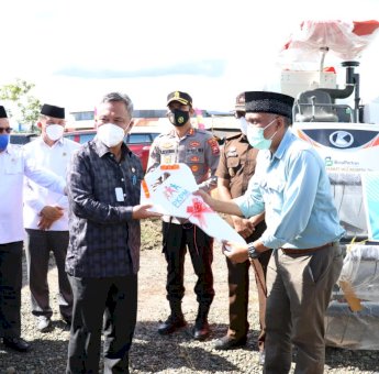 Masyarakat Mahalona Raya, Dapat Bantuan Mobil Ambulance dan Alsintan Combine