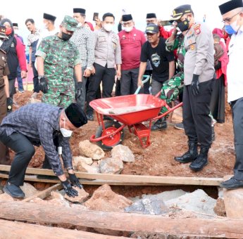 Menyapa Desa di Kecamatan Towuti, Budiman Letakkan Batu Pertama Pembangunan Mesjid