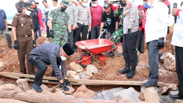 Bupati Luwu Timur, H. Budiman bersama unsur Forkopimda Kabupaten Luwu Timur, melakukan peletakan batu pertama pembangunan Masjid Al-Muhajirin yang berada di poros pekaloa mahalona