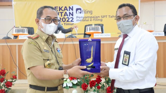 Sekretaris Daerah (Sekda) Kabupaten Luwu Timur, H. Bahri Suli mengajak seluruh Pegawai Negeri Sipil (PNS) di lingkup Pemkab. Luwu Timur untuk menjadi panutan dalam pembayaran pajak.