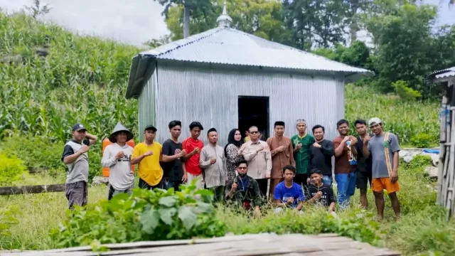 Ketua DPRD Jeneponto, Jamaluddin, bersama warga Kelurahan Tonro Kassi, Kecamatan Tamalatea, saat peresmian Musholah Nelayan, Minggu (20/01/2022). (Istimewa)