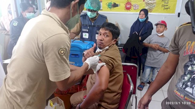 ASN di Luwu Timur lakukan vaksinaso Covid-19.
