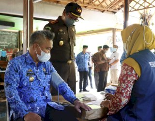 Digelar di Kantor Kejari Luwu Timur, Bupati Suntik Vaksinasi Booster
