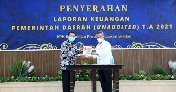 Bupati Luwu Timur Serahkan Laporan Keuangan UNAUDITED Tahun 2021 Kepada BPK RI