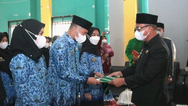 Bupati Luwu Timur, Budiman serahkan SK Pengangkatan PNS formasi 2019, CPNS formasi 2021 dan Penyerahan SK Kenaikan Pangkat Periode April Tahun 2022.