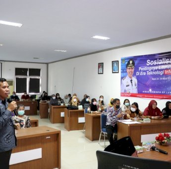 Diskominfo-SP Lutim Gelar Sosialisasi Pentingnya Literasi Digital Bagi Pengelola Perpustakaan Desa