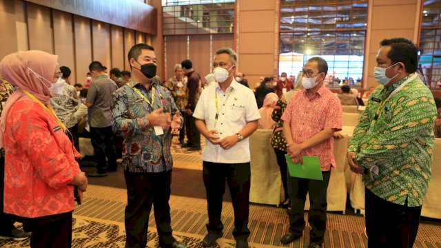 Bupati Luwu Timur, H. Budiman, didampingi Sekretaris Daerah, H. Bahri Suli menghadiri Business Matching Belanja Produk Dalam Negeri.