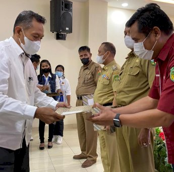 Bupati dan Kadis Kominfo-SP Luwu Timur Terima Penghargaan dari PWI Luwu Raya
