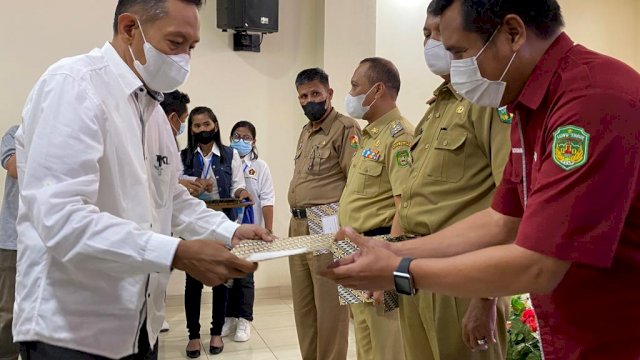 Bupati Luwu Timur, H.Budiman sebagai Tokoh Pendorong Kemajuan Luwu Raya-Toraja, sedangkan Kepala Dinas Kominfo SP Luwu Timur, Hamris Darwis sebagai Tokoh sahabat Pers.