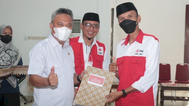 Bupati Budiman menyerahkan 11 SK pengurus PMI kecamatan melalui perwakilan Ketua dan Sekretaris masing-masing kecamatan disaksikan para pengurus PMI Kabupaten.