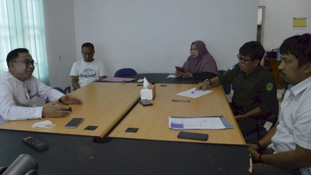 Kunjungan Kepala Sub Bagian Tata Usaha Kementerian Agama (Kemenag) Luwu Timur, H. M. Jusri di Kantor Diskominfo-SP, Jumat (01/04/2022).