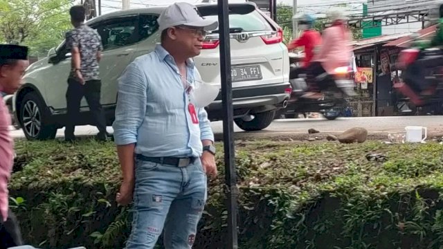 Penjabat Direktur Utama PDAM Kota Makassar Beni Iskandar, saat melakukan sidak pengerjaan Pipa di Jalan Perintis Kemerdekaan. (Istimewa)