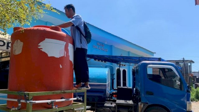 Mobil Tanki milik PDAM Kota Makassar saat menyalurkan Air ke salah satu Masjid. (Istimewa)