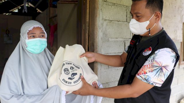 Pegawai dilingkup Sekretariat Daerah Kabupaten Luwu Timur kembali melakukan kegiatan berbagi kepada warga di Desa Lakawali Pantai, Kecamatan Malili, Sabtu (09/04/2022).