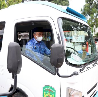 Bumdes Baruga dan Tarabbi Luwu Timur Dapat Bantuan Bus Operasional