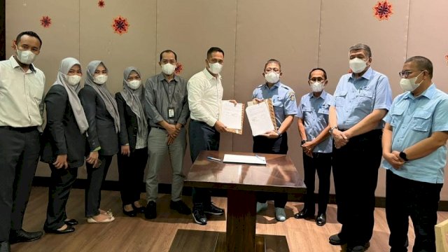 Penandatangan MoU antara Perumda Air Minum Kota Makassar dengan Bank Sulselbar berlangsung hari ini, yang dihadiri langsung oleh Penjabat Direktur Utama Beni Iskandar, didampingi Penjabat Direktur Tehnik Arifuddin Hamarung dan Penjabat Direktur Keuangan Asdar Ali. Senin (25/04/2022). (Istimewa)