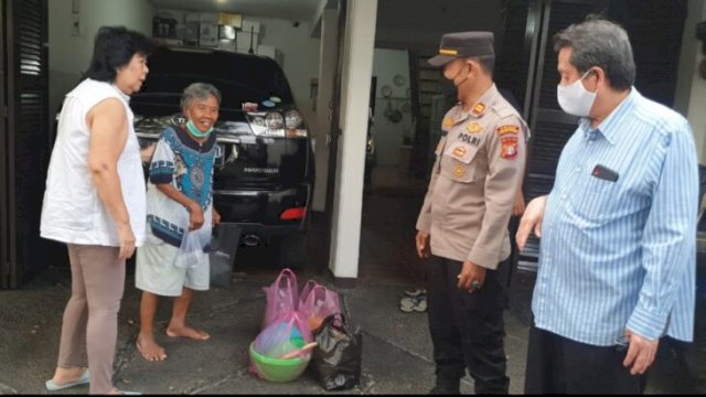 Kanit Binmas Polsek Kembangan Iptu Edi Suriadi akhirnya bisa menemukan rumah ibu Sumiati dan menyerahkannya kepada keluarganya. (Istimewa)