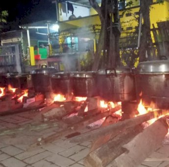 Keseruan Warga Barombong Kota Makassar yang Berjejer Memasak Ketupat Sepanjang Lorong Jelang Idul Fitri 1443 Hijriah