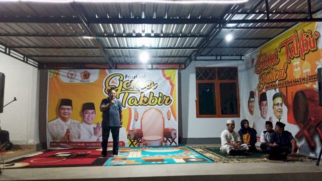 Anggota DPR RI Muhammad Fauzi membuka Festival Gema Takbir di Halaman Rumah Jabatan Bupati Luwu Utara. Minggu (01/05/2022)