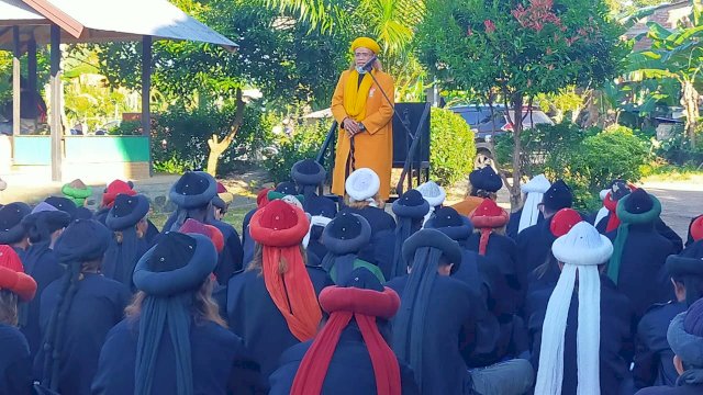 Suasana Jamaah An-Nadzir di Kelurahan Mawang Kabupaten Gowa, Sulawesi Selatan, melaksanakan Salat Idul Fitri 1 Syawal 1443 Hijriah yang jatuh pada 1 Mei 2022. (Foto: Al-Ghifari)