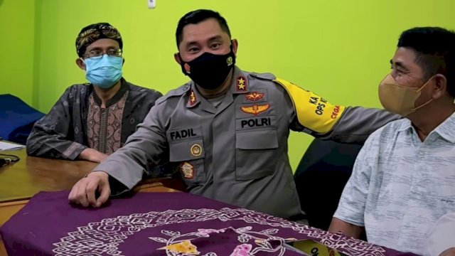 Kapolda Metro Jaya Irjen Pol Fadil Imran berbincang dengan warga Cengkareng, Jakarta Barat, saat Blusukan pada Sabtu (30/04/2022) malam. (Foto: Instagram @kapoldametrojaya)