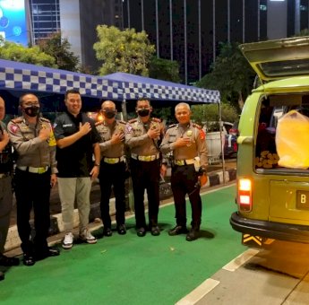 VVC Bagikan 800 Snack Kepada Polisi Polda Metro Jaya yang Bertugas Arus Mudik
