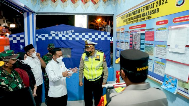 Gubernur Sulsel Andi Sudirman Sulaiman, berbincang dengan petugas keamanan di Pos Pelabuhan Makassar, Minggu (01/05/2022) malam. (Istimewa)
