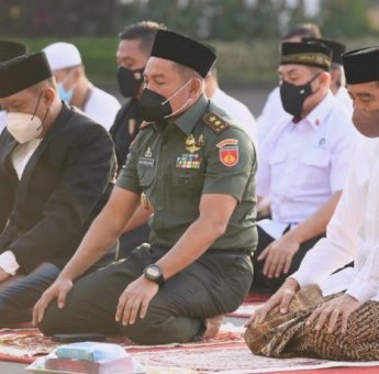 Presiden Jokowi Salat Idul Fitri di Halaman Istana Yogyakarta