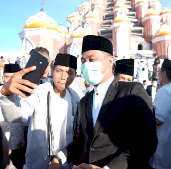 Gubernur Sulsel Salat Ied Bersama Warga di Pelataran Masjid Kubah 99 Asmaul Husna