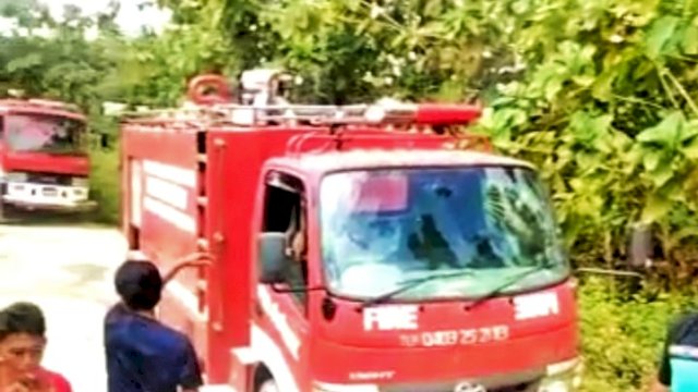 Mobil Damkar Pemkab Muna di Derk usai memadamkan Api kebakaran di Desa langkumapo. (Foto: Rustam/Republiknews.co.id)