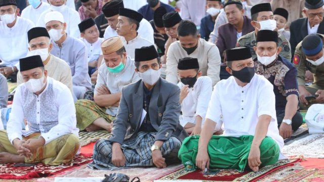 Bupati Selayar Muh. Basli Ali bersama Wakil Bupati Saiful Arif, saat mengikuti Salat Idul Fitri 1443bHijriah, di Lapangan Pemuda Kota Benteng, Senin, (02/05/2022). (Istimewa)