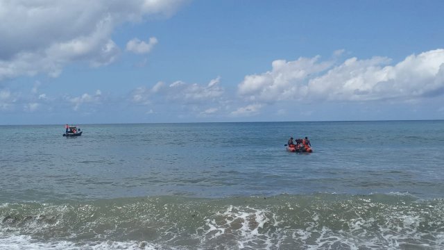 Tim SAR Sedang melakukan pencarian seorang Nelayan yang hilang di Perairan Nangapanda, Kabupaten Ende, NTT, Senin (02/05/2022). (Istimewa)