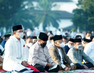 Kapolda Jawa Barat Salat Idu Fitri Bersama Gubernur Ridwan Kamil di Lapangan Gasibu Bandung